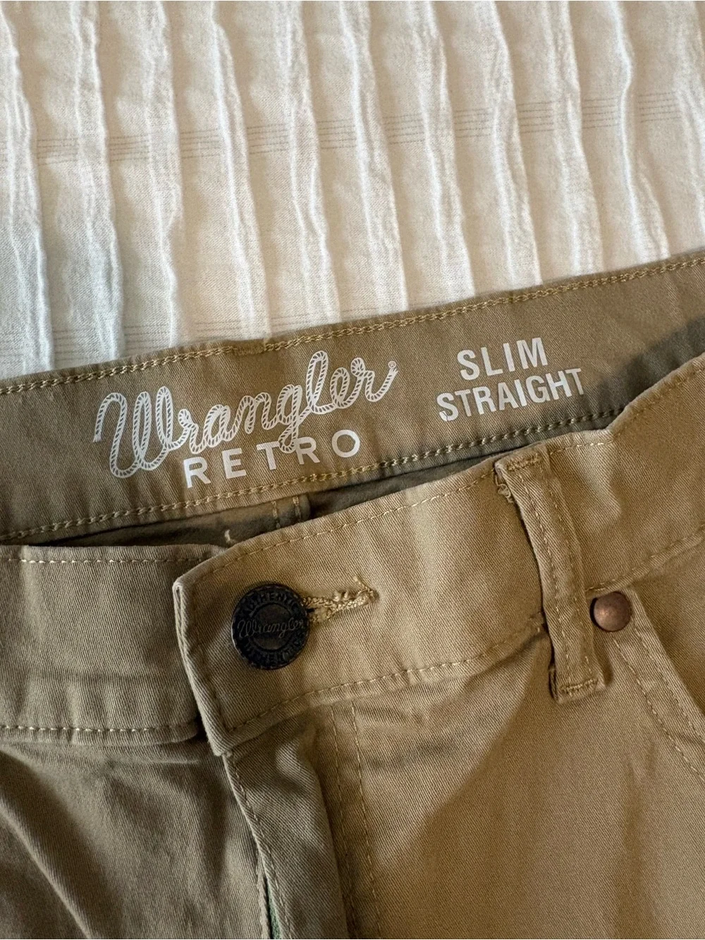 Men’s Wrangler Retro Slim Straight Khaki Pants.